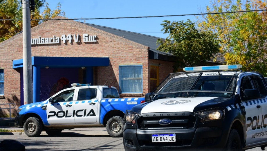 Allanamientos en Valentina Sur por el crimen de un joven de 19 años: buscan pruebas y hay dos demorados bajo investigación. Foto Ceci Maletti.