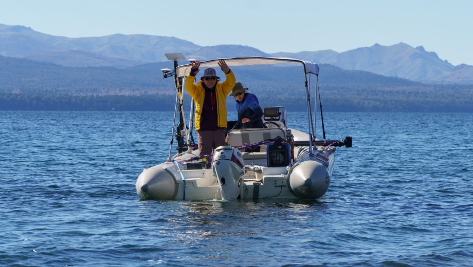 La última prueba de los equipos fue en el lago Nahuel Huapi, a la altura de Playa Bonita. Foto: Marcelo Martínez