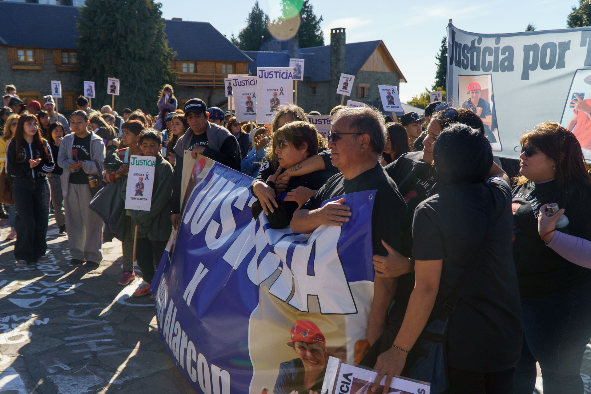 Familiares y amigos de Tomás Alarcón marcharon pidiendo justicia a un mes de su asesinato