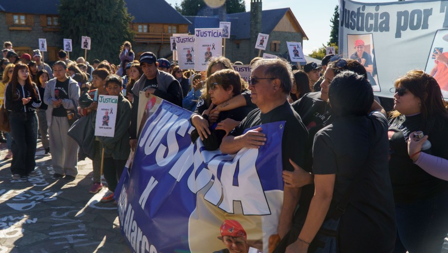 A casi un mes del asesinato de Tomás Alarcón, sus familiares y amigos marcharon al Centro Civico. Foto: Marcelo Martínez