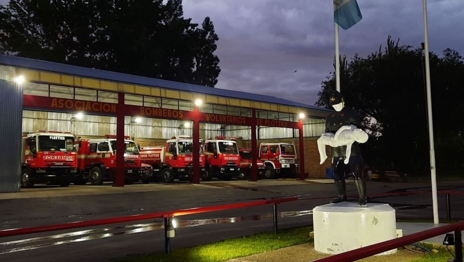 Bomberos Voluntarios trabajaron en el incendio ocurrido en el exbarrio Alzogaray. Foto: gentileza.