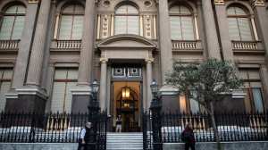 La «lluvia de dólares» y el dilema del peso fuerte: por qué el Gobierno mantiene el cepo pese a la acumulación de reservas