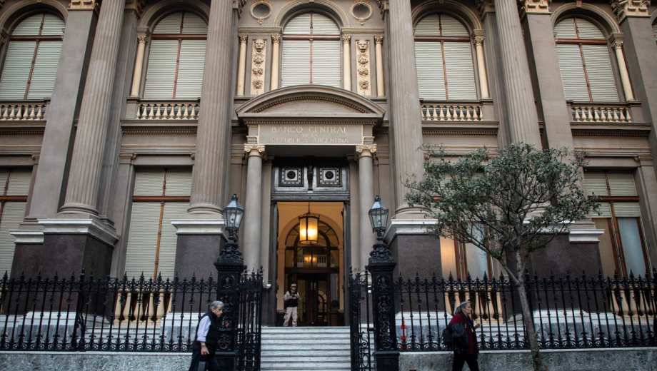 Solo en marzo, el público compró US$2.500 millones, acumulando US$8.100 millones en el primer trimestre del año. (Foto: Clarín Fotografía)