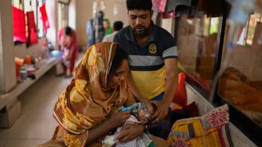 Más de 100 muertes por un brote de sarampión: Bangladesh lanzó una masiva campaña de vacunación
