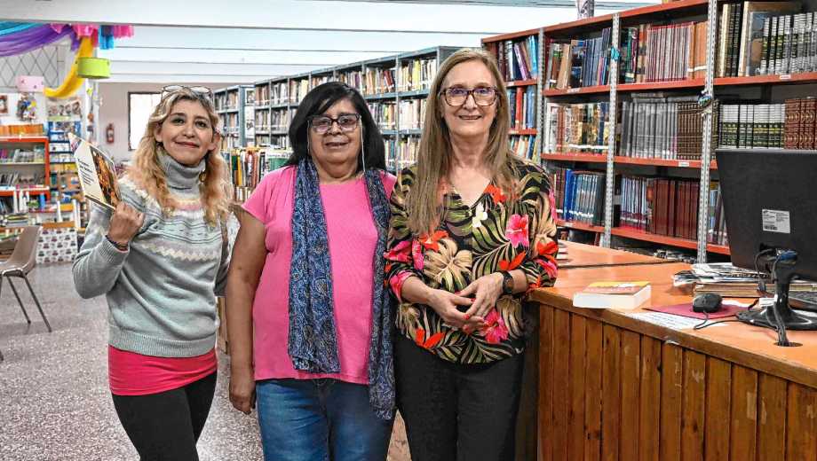 Irene Corradi (derecha) junto a trabajadoras de la biblioteca popular “Julio A. Roca” ubicada en calle San Martín y España. Foto: Andrés Maripe. 