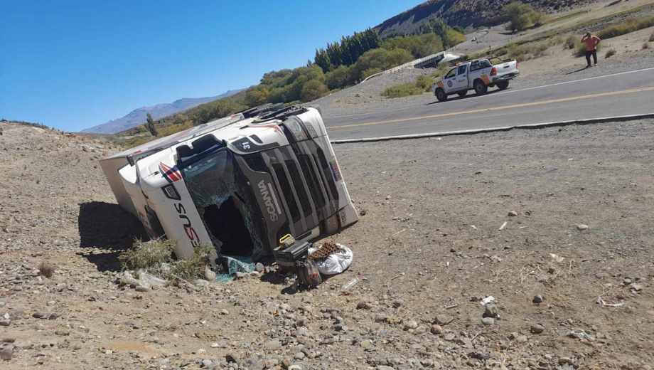 Camión volcado sobre la banquina en la Ruta Nacional 242. Fotos: gentileza.