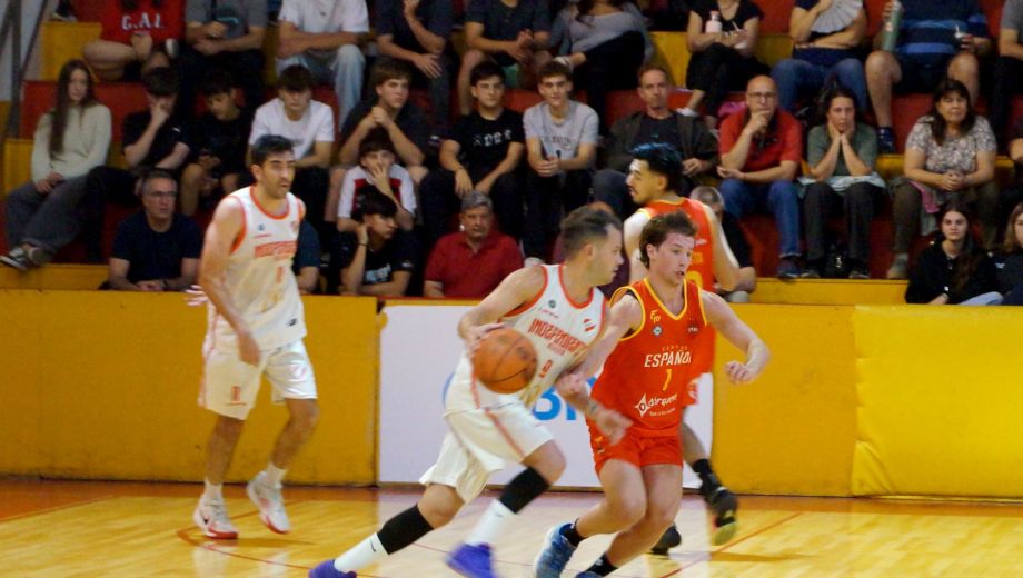 David Oviedo, goleo y conducción en el equipo capitalino, que volvió a la cima. (Prensa Centro Español)