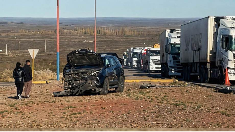 Personal de la Policía y emergencias trabajó en el lugar del accidente. Foto: Mibri Noticias.