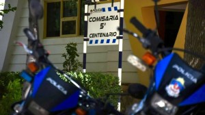 Giro en la causa por el bebé de 39 días muerto en Centenario: imputan por homicidio a la madre y padre