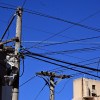 Imagen de Postes saturados y cables en desuso, ¿quién regula el tendido en Viedma?