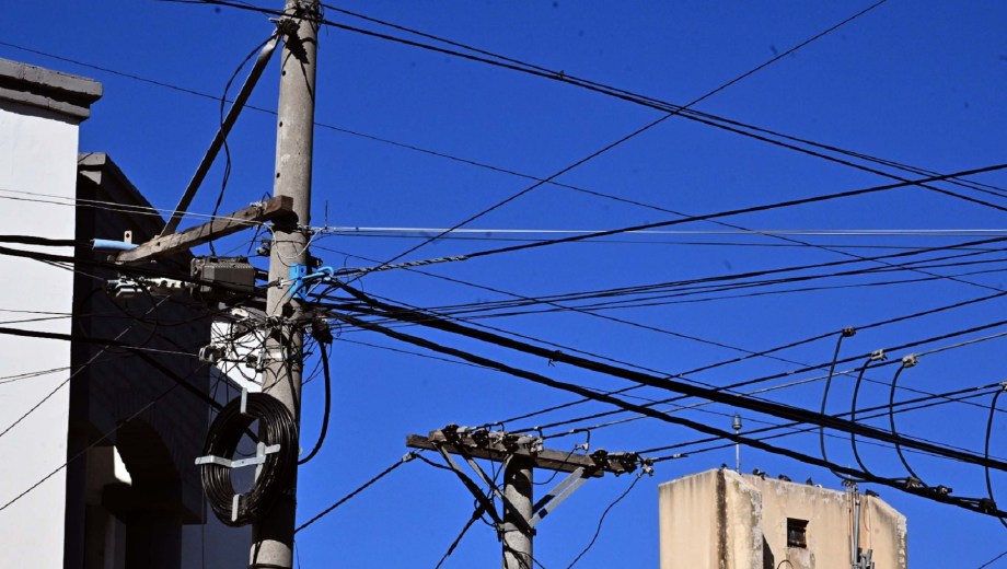 Tendido eléctrico en Viedma. Foto: Marcelo Ochoa