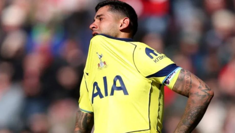 Desconsolado. El defensor de la Albiceleste salió llorando del estadio. (Gentileza)