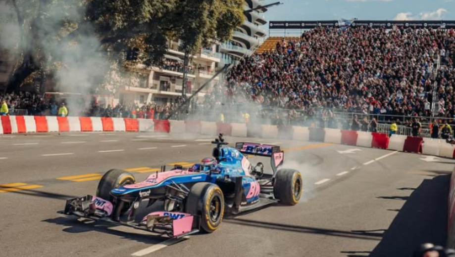 La primera foto que eligió Briatore para felicitar a Colapinto. 