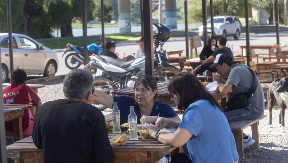 Entre humo de parrilla y luces encendidas, el paseo gastronómico de la costanera se llena de vida al caer la tarde. Foto: Pablo Leguizamón.