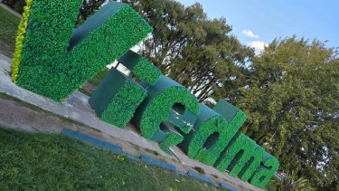 Vandalizaron el cartel de la Plazoleta del Fundador en Viedma y hubo indignación