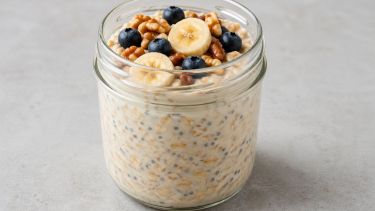 Cómo hacer avena trasnochada: un desayuno saludable listo en minutos y con múltiples combinaciones