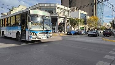 Un COLE y un auto chocaron en el Bajo de Neuquén este jueves