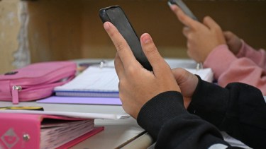 Ni fotos, ni audios: las cinco prohibiciones estrictas para el uso de celulares en los secundarios de Neuquén