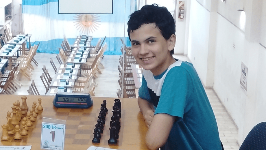 Ciro Álvarez, entre los gigantes del ajedrez argentino. (Foto: Gentileza)