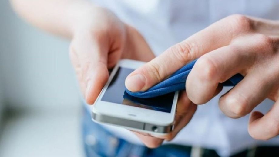 Cómo limpiar el teléfono: guía de desinfección profesional para proteger tu dispositivo y tu salud.-