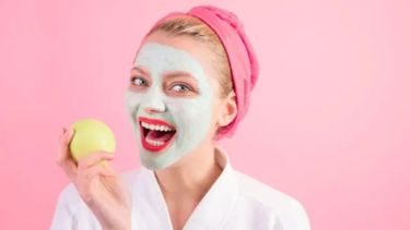 Cómo hacer una mascarilla de manzana para mejorar la textura de tu piel en otoño