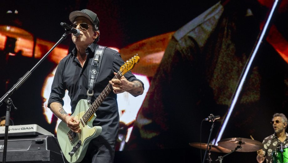 El Salmón revisita su enorme cancionero con una gira que lo lleva por el país y el exterior.