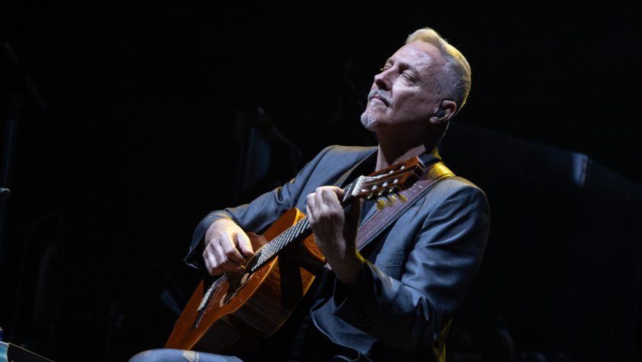 Pedro Aznar y la guitarra acústica, un momento íntimo en el repertorio de Una noche entre amigos. (Foto: Guido Adler).