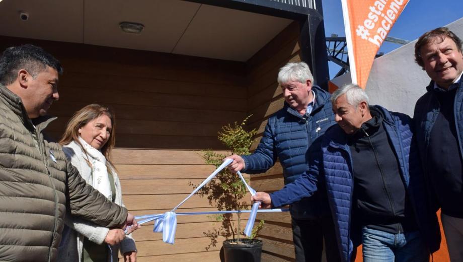 El intendente Walter Cortés cortó las cintas en el centro comunitario construido por el municipio de Bariloche. Foto: Gentileza
