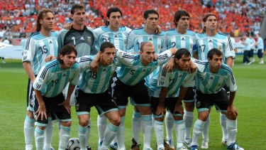 Jugó el Mundial 2006, fue compañero de Messi en la Selección y podría ser el nuevo DT de Gimnasia