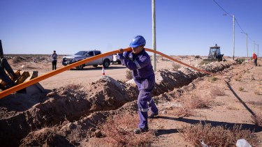La extensión de un kilómetro de cañería de gas beneficiará a más de 60 familias de Cutral Co