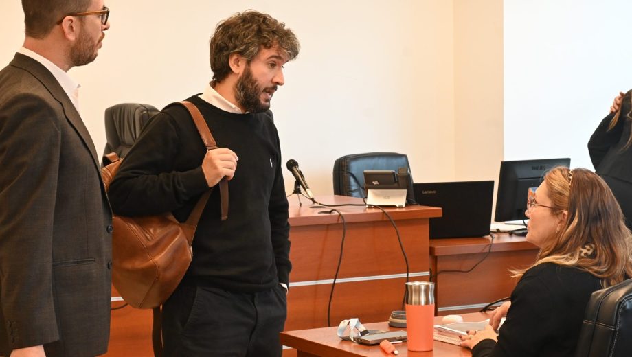 Bras y Moya Assef, de la fiscalía de Estado, conversaron con Lacoste antes de que comience la audiencia. Foto Florencia Salto.