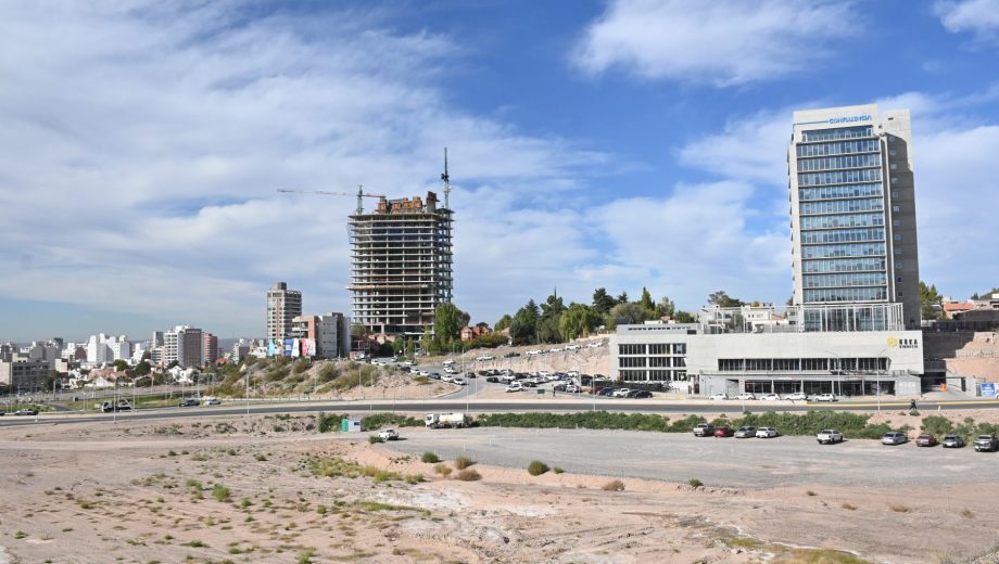 Edificios donde hace poco había bardas, el nuevo paisaje urbano de Neuquén. Foto: Florencia Salto. 
