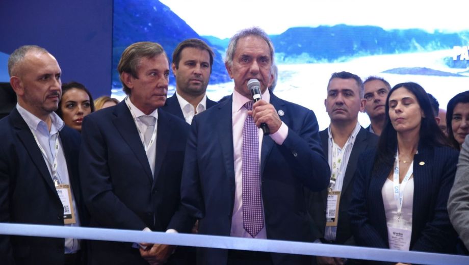Daniel Scioli en la feria WTM Latin America 2026. Argentina mostró su oferta de nieve ante operadores y aerolíneas brasileñas, con Bariloche y otros destinos patagónicos como protagonistas. Foto: gentileza.-