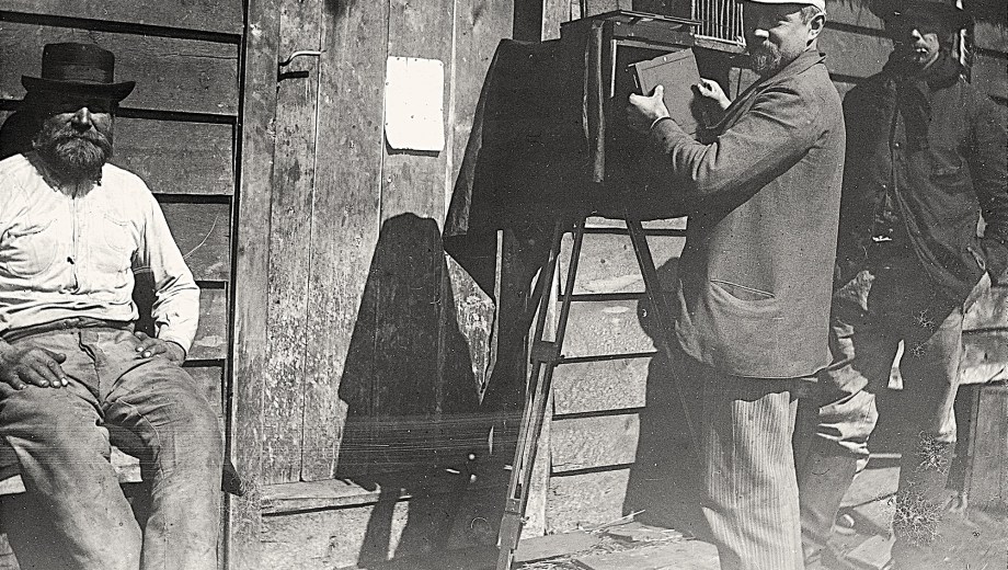Sonriente y de manos curtidas, Tauscheck posó  junto al fotógrafo, en la puerta de su cabaña. Foto: Leo Wehrli-Frey | Biblioteca ETH-Zürich. 
