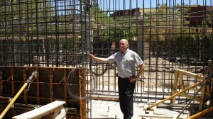 Inició vendiendo libros y fundó uno de los centros de salud de mayor complejidad en la Patagonia