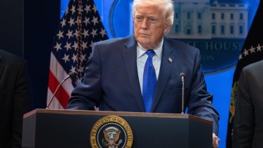 Trump revalidó la ofensiva aérea en Medio Oriente: la caída de los aviones y la burla del presidente iraní