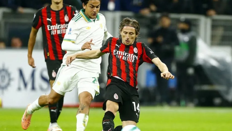 Dybala ante Modric, en la última visita de Roma a Milan.