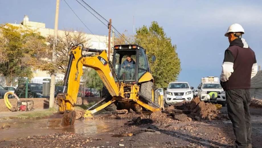 Personal del EPAS trabaja a un costado de la avenida Mosconi para reparar la cañería dañada.
