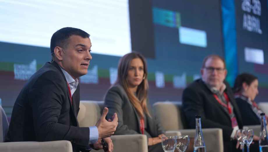 Los especialistas. El panel de economistas brindó sus perspectivas en expo EFI.