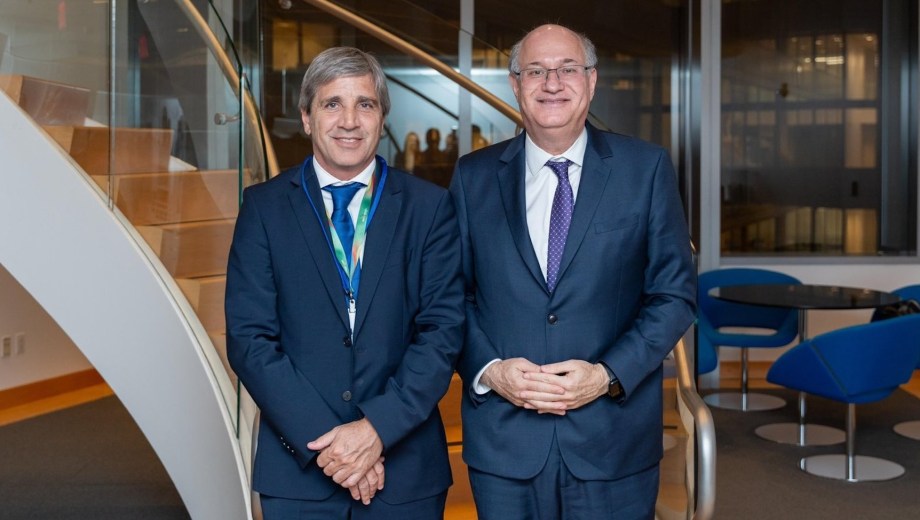 El ministro de Economía Luis Caputo y el titular del BID, Ilan Goldfajn. (Foto: gentileza)