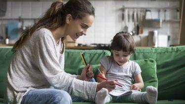 Niñeras vs empleadas domésticas: diferencias clave para evitar conflictos laborales