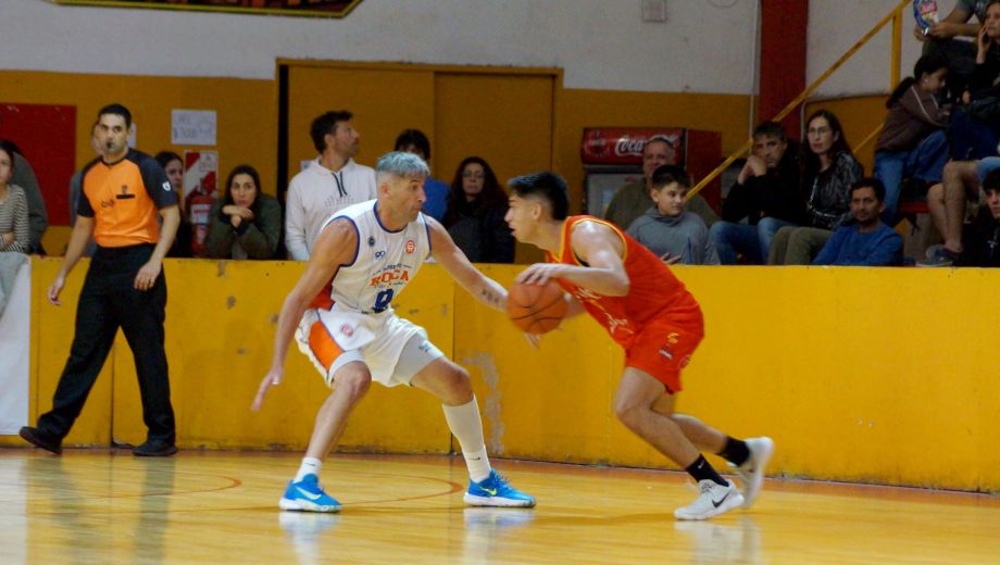 Emilio Santana fue el mejor de la cancha en la victoria de Español,. Fito García Barros, como siempre, cumplió. (Prensa Centro Español)