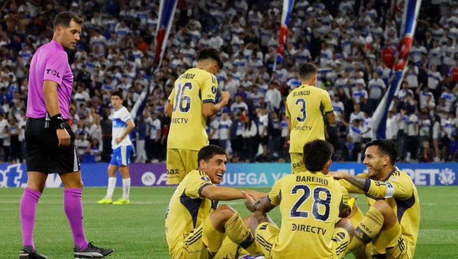 En los dos goles, Paredes, Bareiro y Merentiel repitieron el festejo que hicieron ante Talleres, por el torneo local. Nace una nueva cábala. (FBaires)