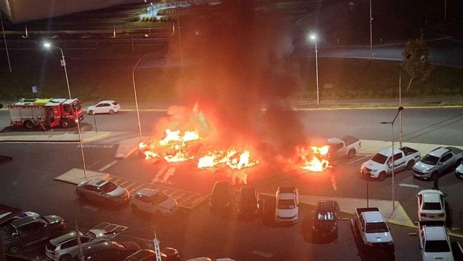 Seis autos incendiados. Foto gentileza.