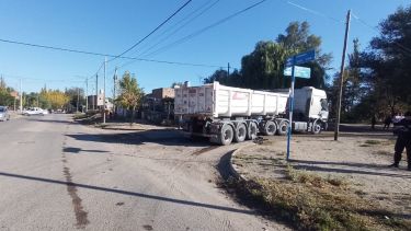 Una ciclista grave tras ser atropellada por un camión en Roca: fue trasladada bajo «código rojo» al hospital