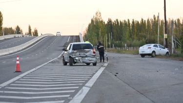 Fuerte choque sobre la Ruta 22 en el Alto Valle: cuatro personas fueron trasladadas a Huergo