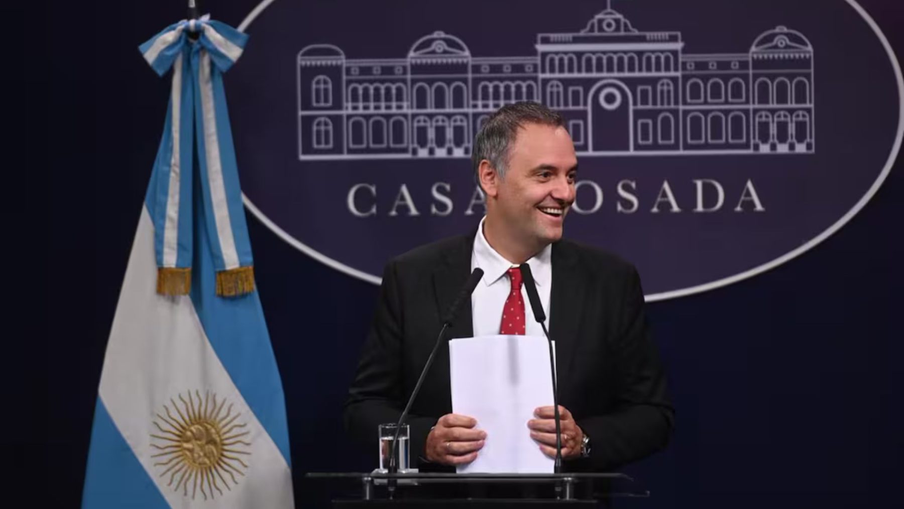 Adorni inventa herencia de 2002 para explicar sus vacaciones en Bariloche