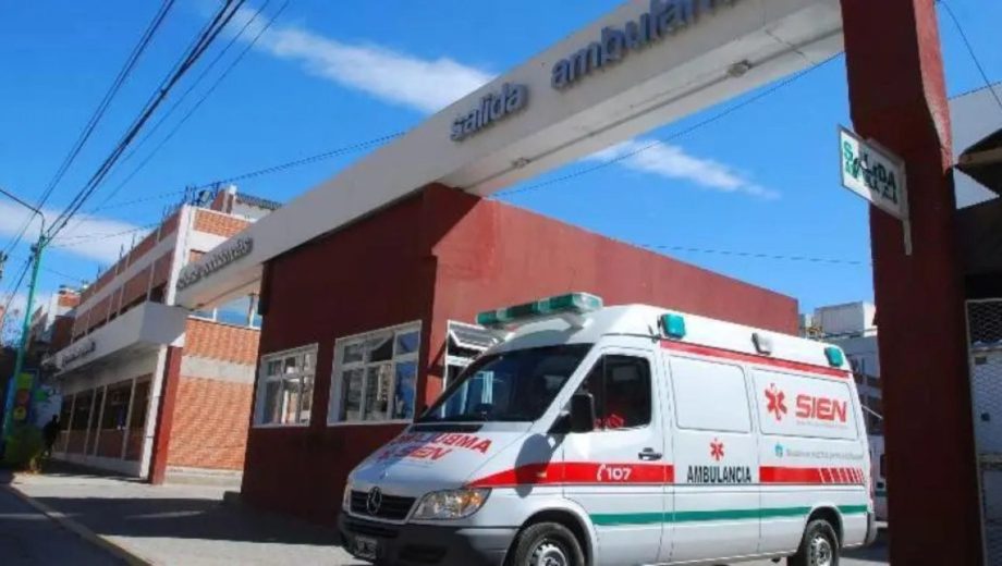 Un motociclista herido por un grave choque en la Avenida Mosconi: fue derivado al hospital de Neuquén