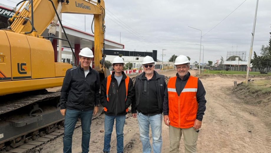 El intendente Mariano Gaido (a la izquierda) recorrió las obras de la avenida  Mosconic