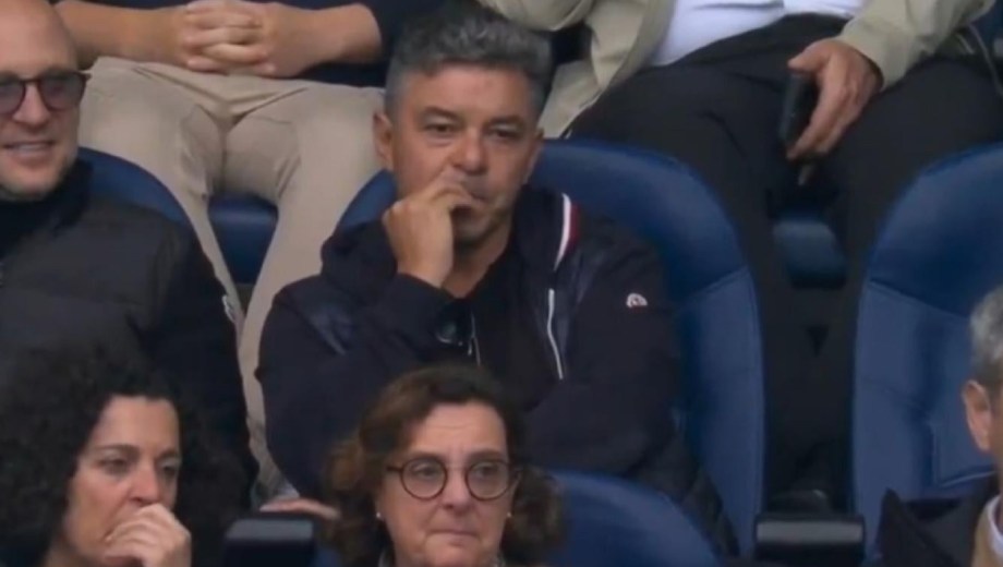 Marcelo Gallardo, presente para ver el empate entre Real Sociedad y Alavés en la Liga española.